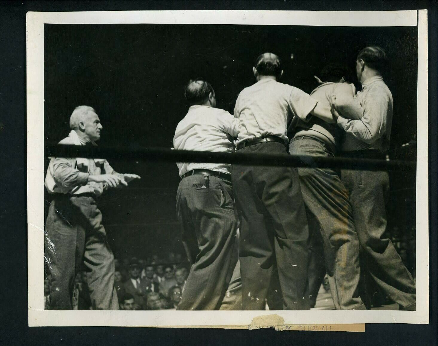 Dispute after Rocky Graziano knocks out Harold Green 1945 Press Photo Poster painting Boxing