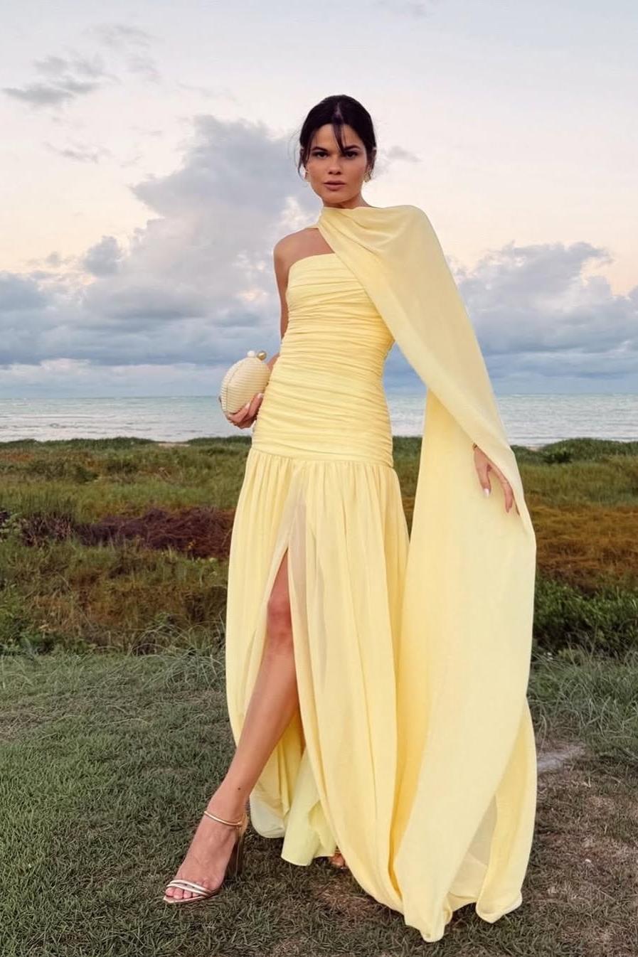 Lussooy Elegant Strapless Daffodil Chiffon Split Sleeveless Prom Dress with Scarf 