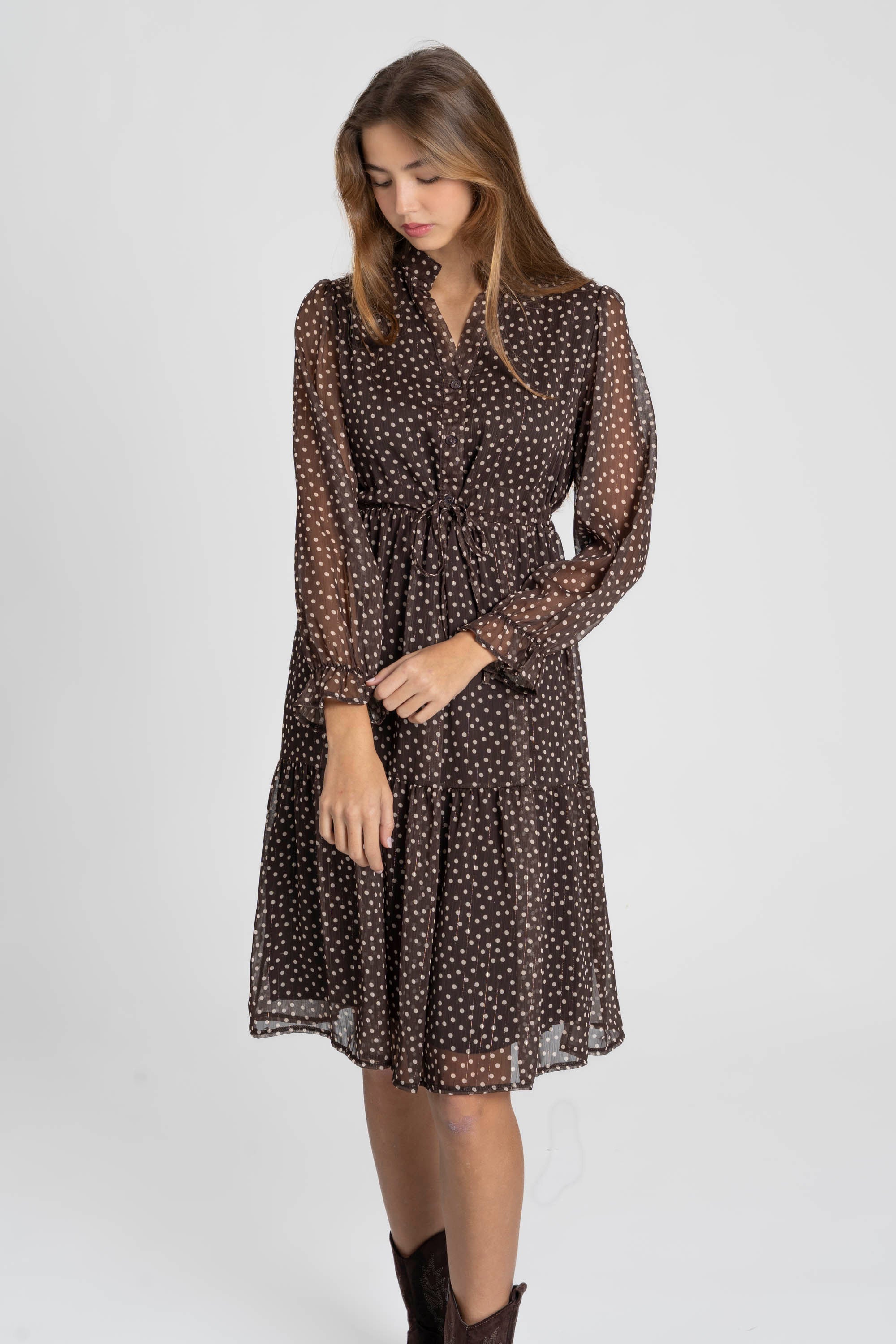 Robe &agrave; pois marron &ndash; Coupe midi fluide &agrave; cordon &ndash; Manches longues