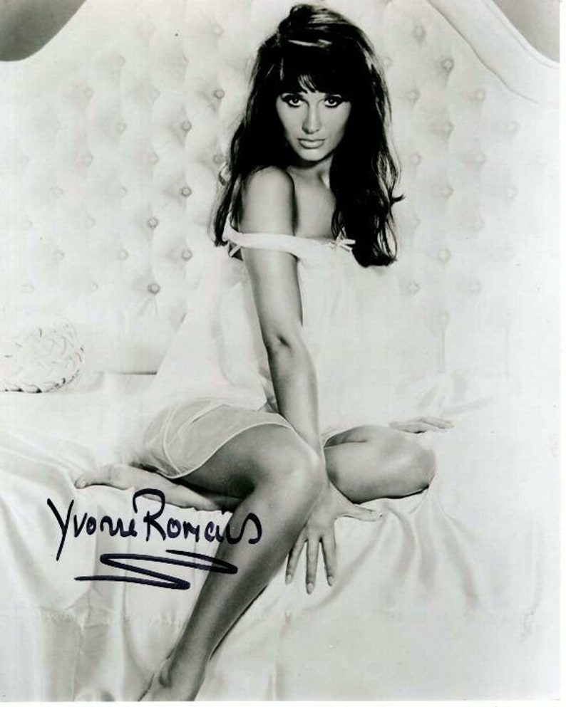 Yvonne romain signed autographed Photo Poster painting