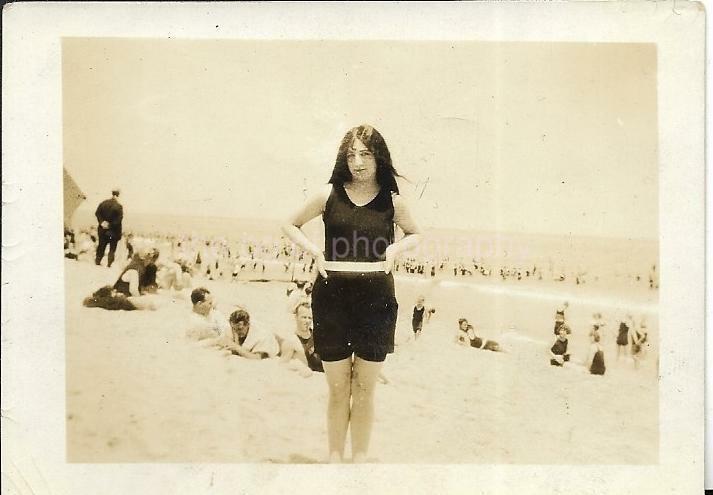 Vintage SMALL FOUND Photo Poster paintingGRAPH bw A DAY AT THE BEACH Original Portrait 19 26 L