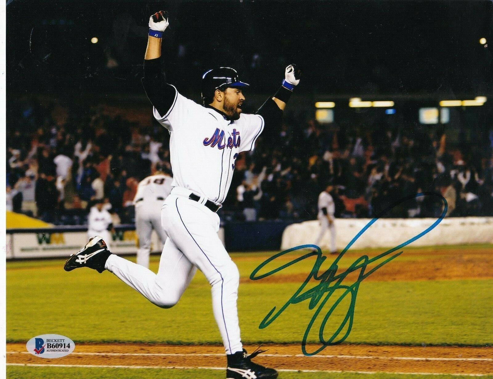 MIKE PIAZZA NEW YORK METS PSA AUTHENTICATED ACTION SIGNED 8x10