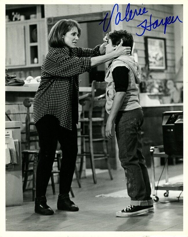 VALERIE HARPER In-person Signed Photo Poster painting - VALERIE