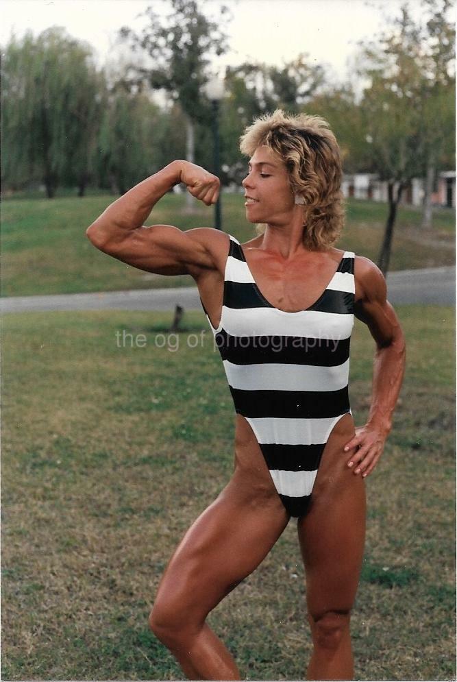 FEMALE BODYBUILDER 80's 90's FOUND Photo Poster painting Color MUSCLE GIRL Original EN 112 8 E