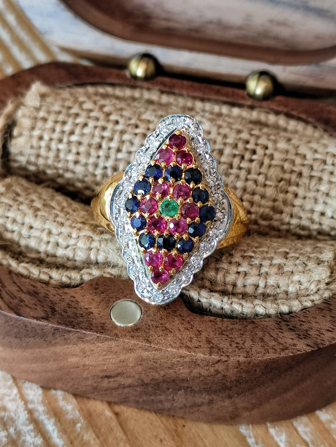 S550 钻石彩宝菱形黄白双色戒指K18/Pt900，红宝石0.75ct，钻石0.18ct，蓝宝石0.66ct，祖母绿0.06ct，8.1g，14/53码【重金，彩宝颜色美，珠宝感强】