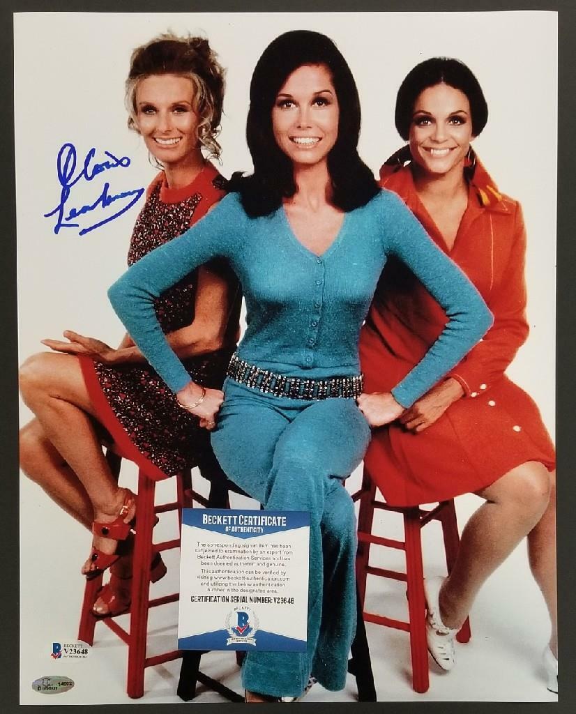 Cloris Leachman signed The Mary Tyler Moore Show 11x14 Photo Poster painting Autograph ~ BAS COA