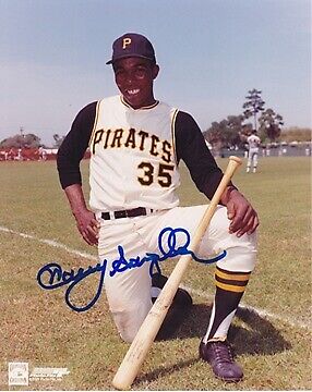 Manny Sanguillen Signed - Autographed Pittsburgh Pirates 8x10 inch Photo Poster painting