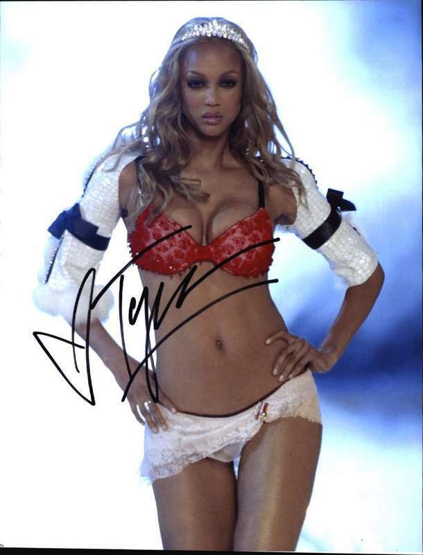 Tyra Banks authentic signed celebrity 8x10 Photo Poster painting W/Cert Autograph 759