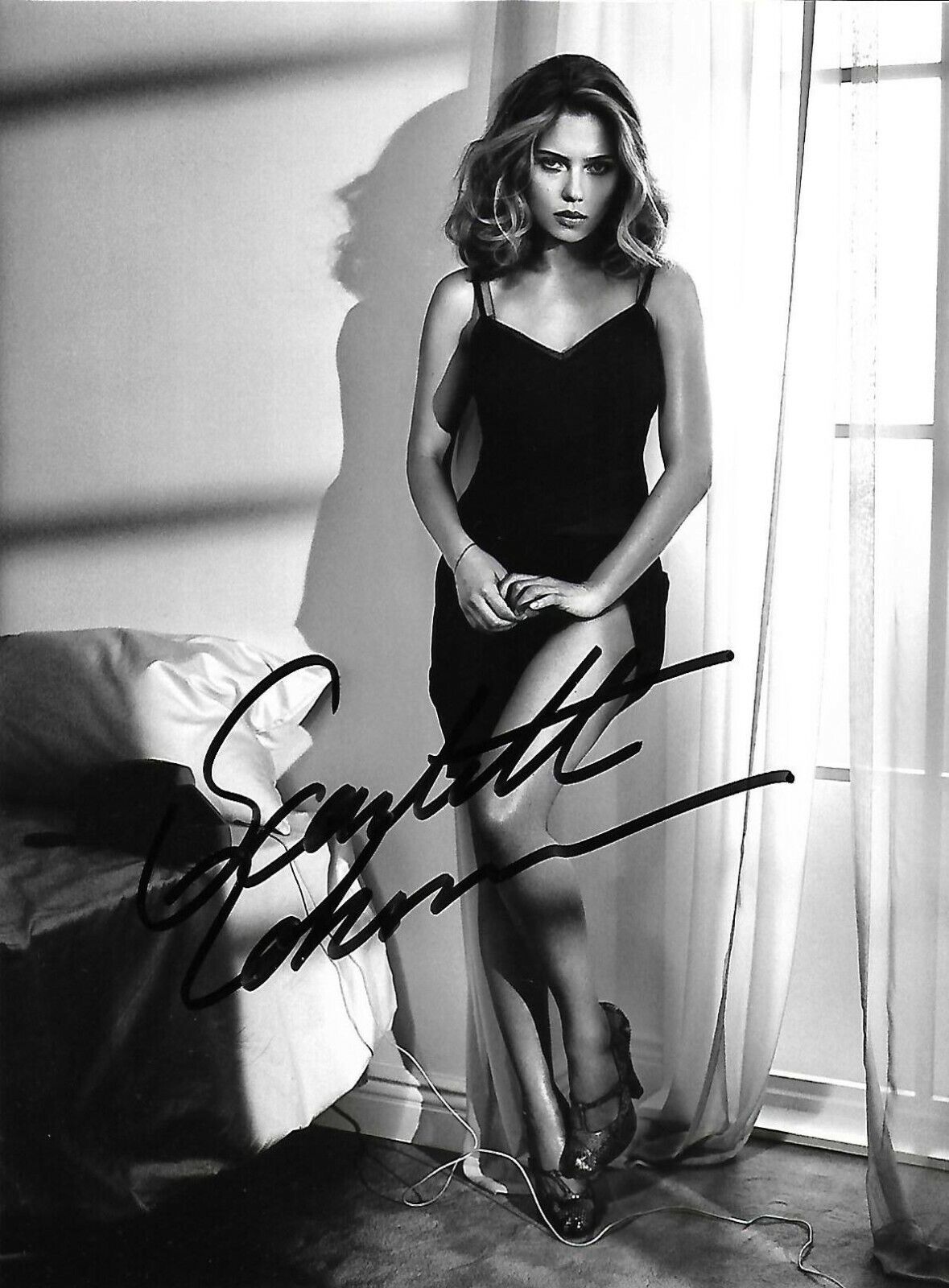 Scarlett Johansson signed Autographed Photo Poster painting AVENGERS