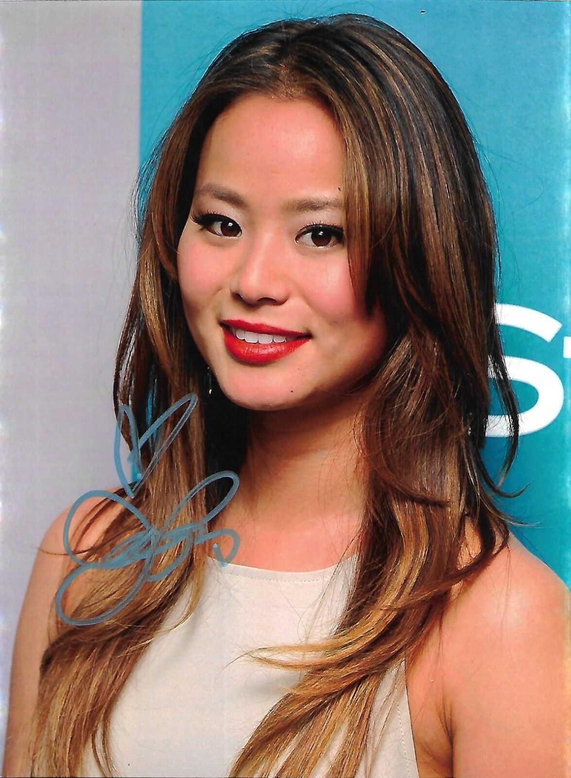 Jamie Chung signed Autographed Photo Poster painting SERIE TV THE GIFTED Autograph