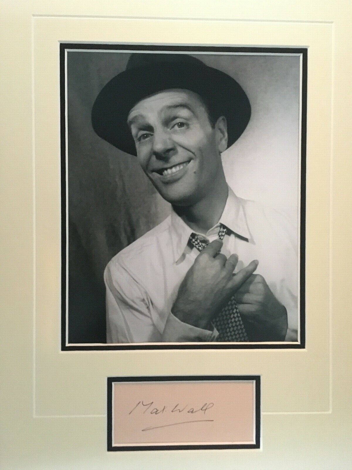 MAX WALL - COMEDIAN & LEGENDARY MUSIC HALL STAR - SIGNED Photo Poster painting DISPLAY