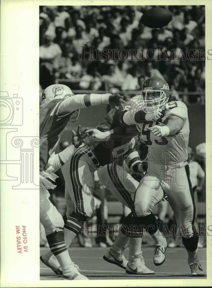 Press Photo Poster painting New York Jets Football Player Mark Gastineau in action - six01299