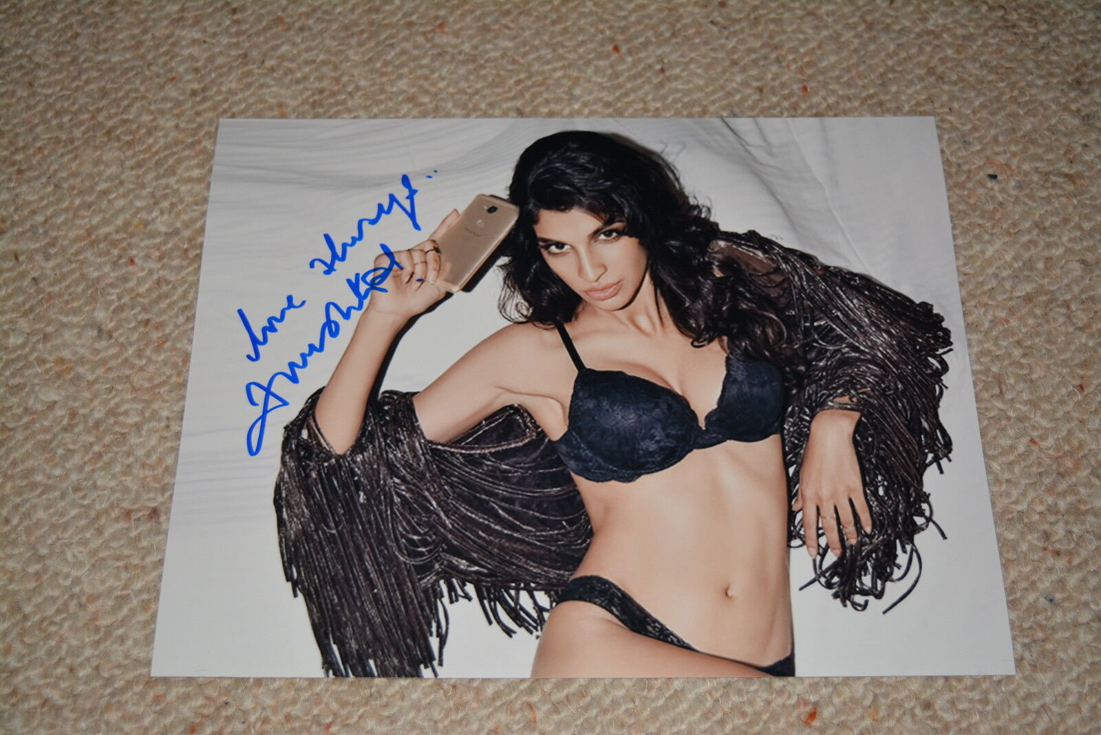 ANUSHKA MANCHANDA signed autograph In Person 8x10 (20x25 cm) BOLLYWOOD singer