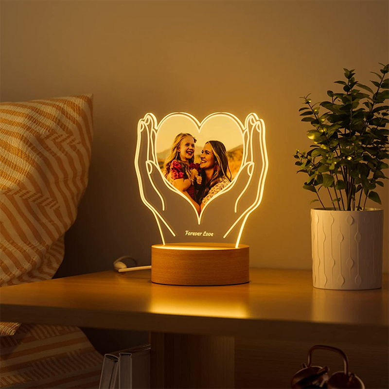 Lampada cuore nei mani con un testo e foto personalizzabili per coppia