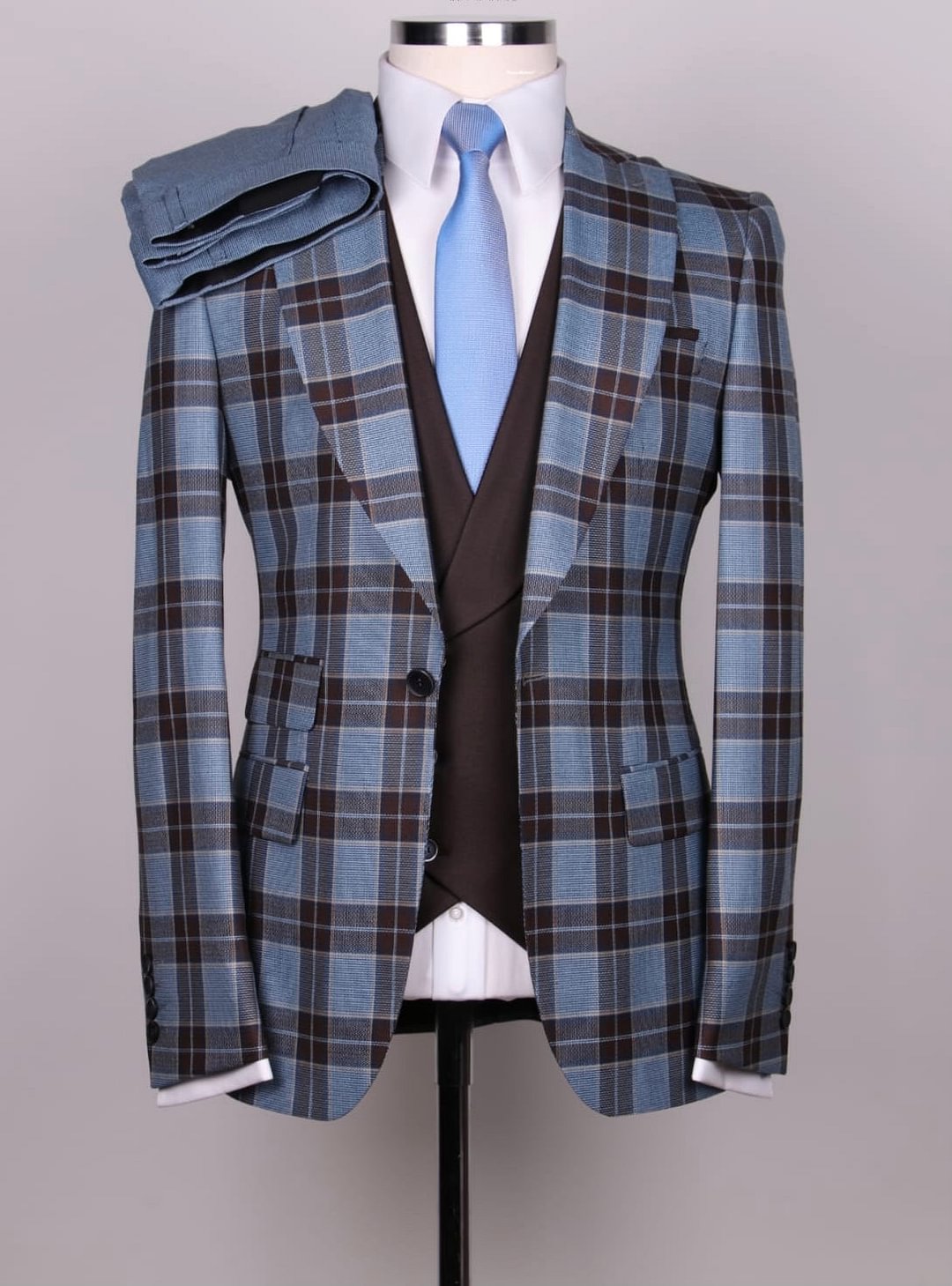 Men's blue and brown plaid single button 3pcs suit.