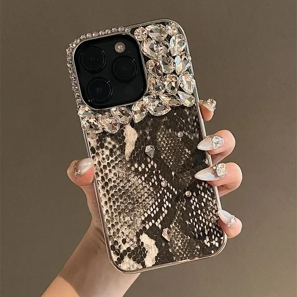 Etui na telefon ze skóry węża o fakturze diamentu