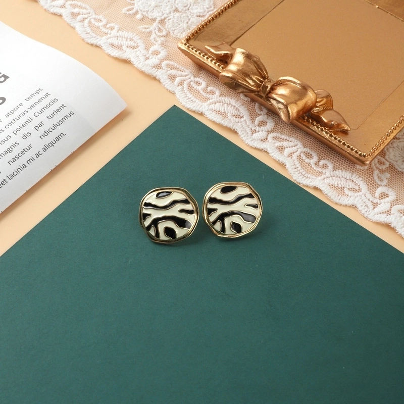 Retro Round Alloy Inlay Pearl Women’s Ear Studs 1 Pair
