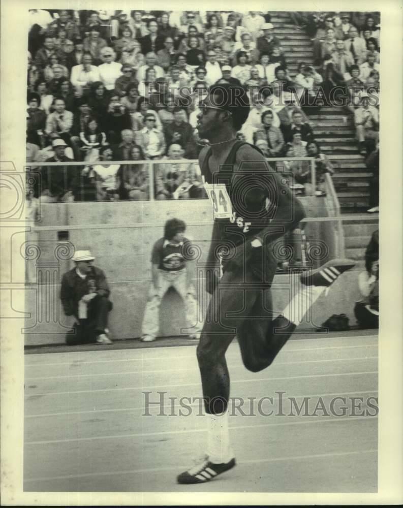 Press Photo Poster painting Track Star Edwin Moses competing - six01207