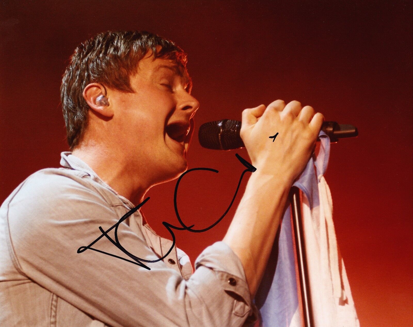 Tom Chaplin SIGNED 10X8 Photo Poster painting KEANE Genuine Signature AFTAL COA (A5)