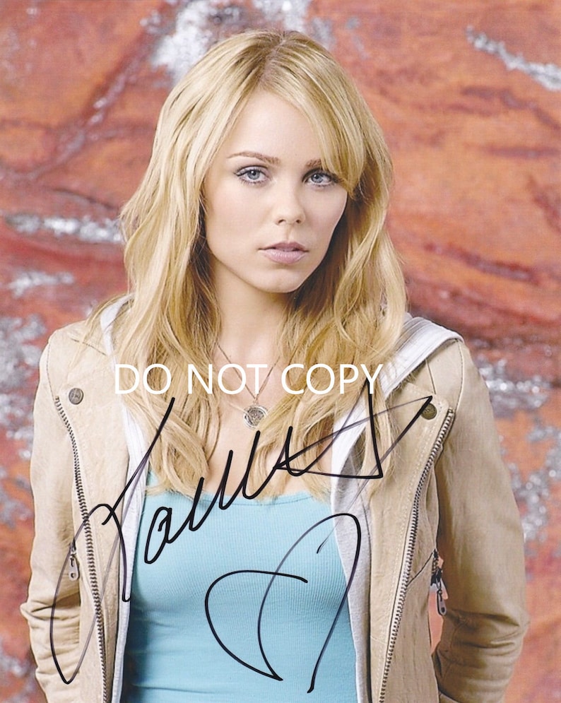 Laura Vandervoort 8 x10 20x25 cm Autographed Hand Signed Photo Poster painting