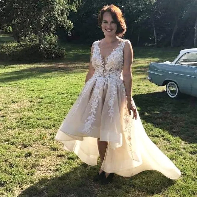 Robe Dentelle Noire Chelsea & Violet – Dos Ouvert, Longueur Hi-lo – Taille L – Neuve Avec étiquette