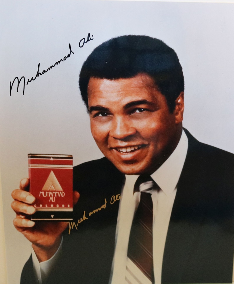 Muhammad Ali (d. 2016) Signed Autographed Glossy 8x10 Photo Poster painting - COA Matching Holograms