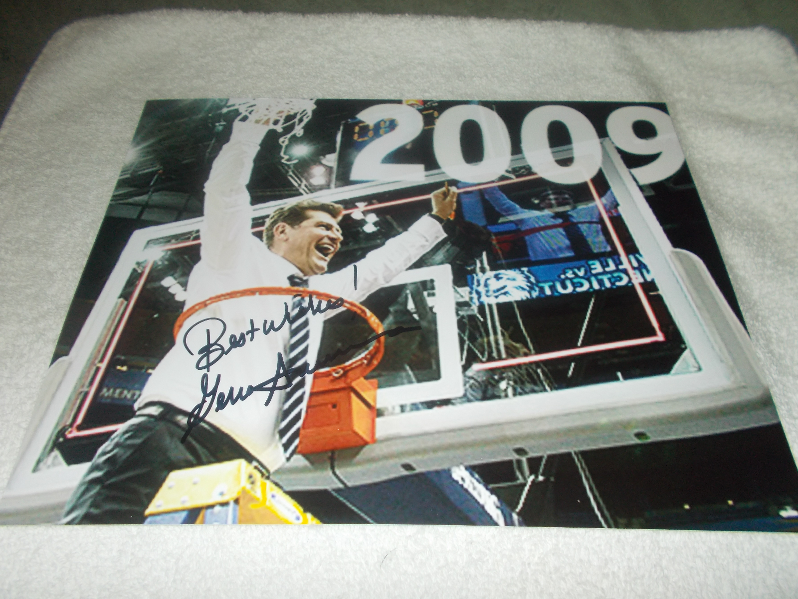 GENO AURIEMMA UCONN Huskies 2009 NCAA Champs SIGNED AUTOGRAPHED 8x10 Photo Poster painting COA