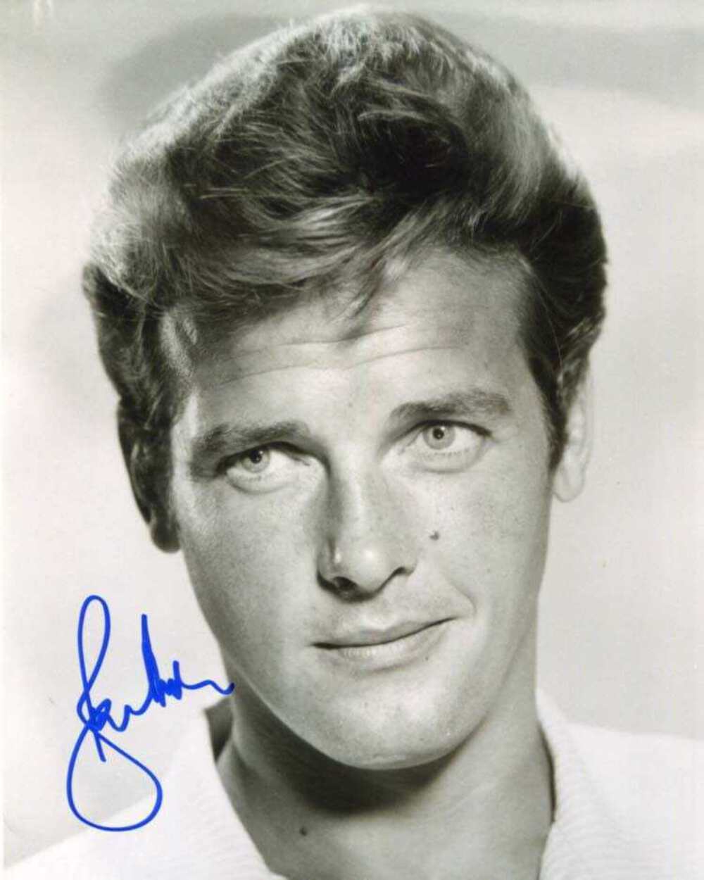 ACTOR Roger Moore (+) JAMES BOND 007 autograph, signed Photo Poster painting