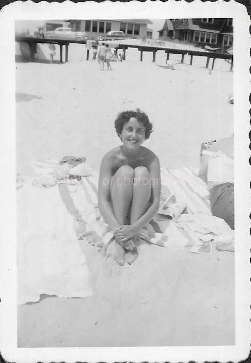 BEACH GIRL Vintage SMALL FOUND Photo Poster paintingGRAPH bw PRETTY WOMAN Original JD 110 6 H