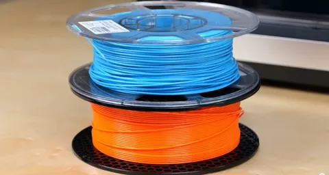 两卷3D打印机线材(蓝色与橙色)