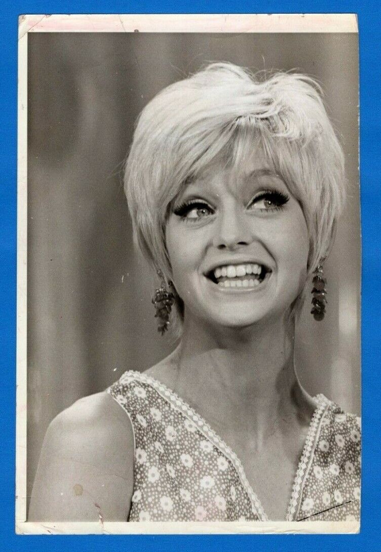 GOLDIE HAWN Actress Vintage 4.75x7 Promo Press News Photo Poster painting 1968