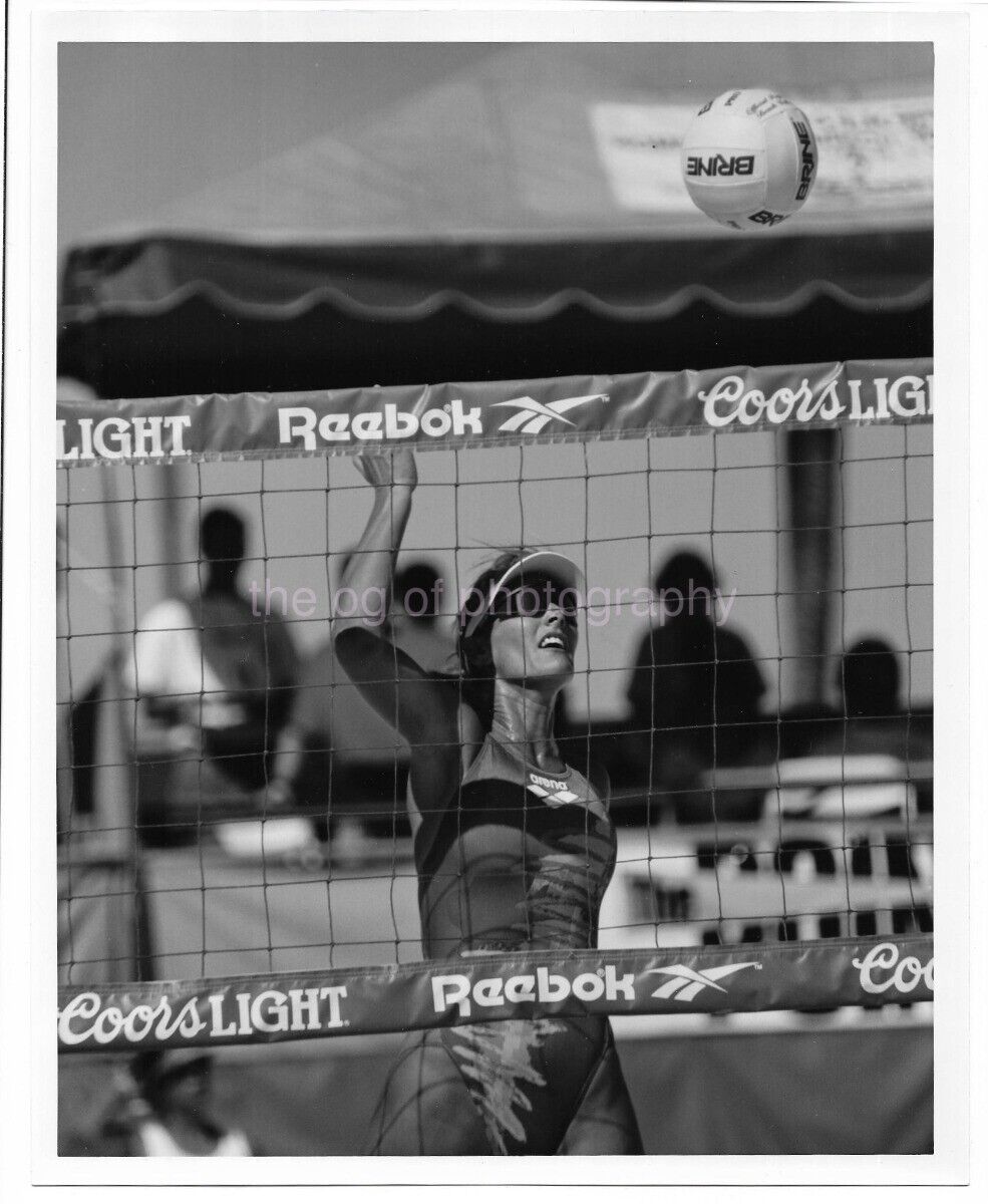 8 x 10 FOUND Photo Poster paintingGRAPH Vintage B + W PRO VOLLEYBALL GIRL Original 22 49 J