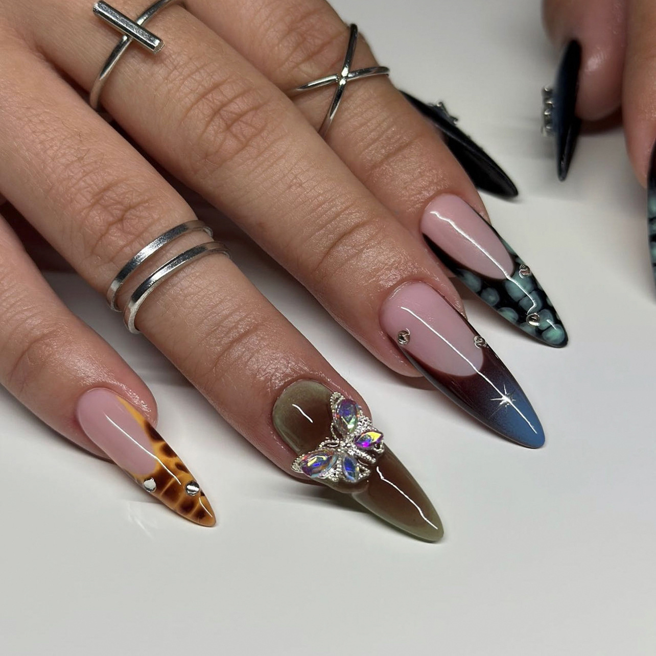 Damokan 24Pcs Simple French Nails Art Tips Fake Nails 3D Design Wearable Full Cover False Nail Mid-length Almond Reusable Press on Nails