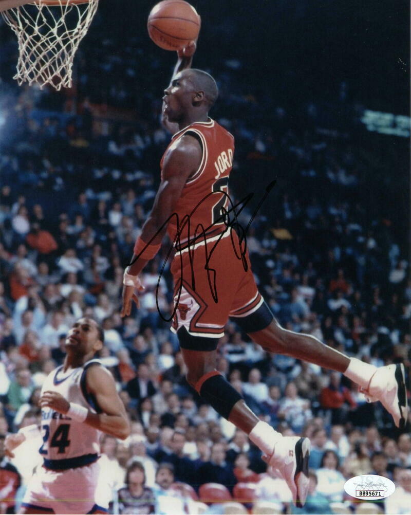 MICHAEL JORDAN SIGNED AUTOGRAPH 8X10 Photo Poster painting - CHICAGO BULLS DUNKING VERY RARE JSA