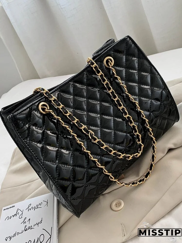 Random Twist Lock Quilted Chain Bag