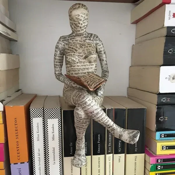 Figurine Pulp Bookshelf Decor
