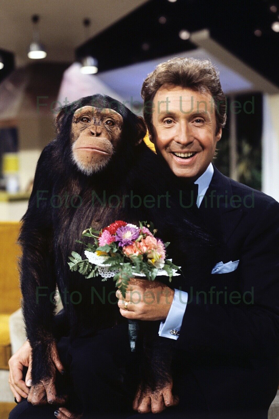 Peter Alexander With Chimpanzee 20 X 30 CM Photo Poster painting Without Autograph Nr 2-88