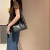 High-end niche design single shoulder crossbody bucket bag/tote bag for commuting