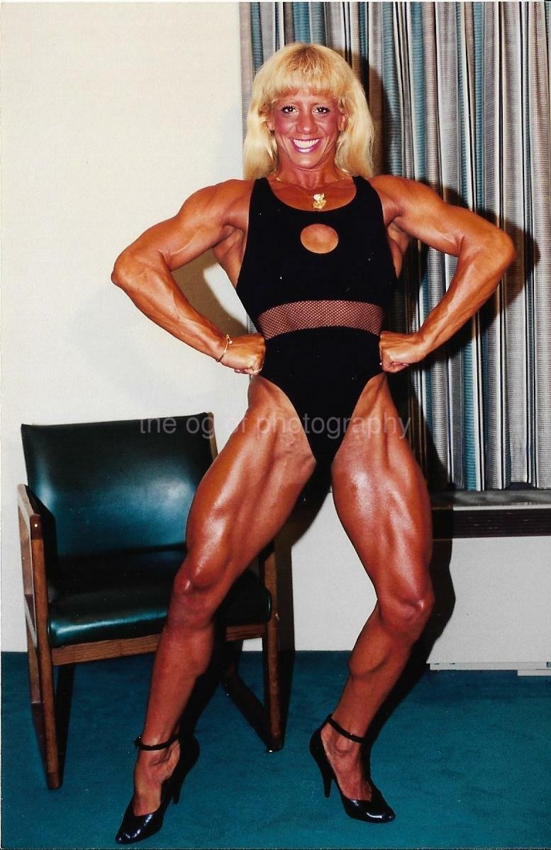 FEMALE BODYBUILDER 80's 90's FOUND Photo Poster painting Color MUSCLE GIRL Original EN 16 26 C