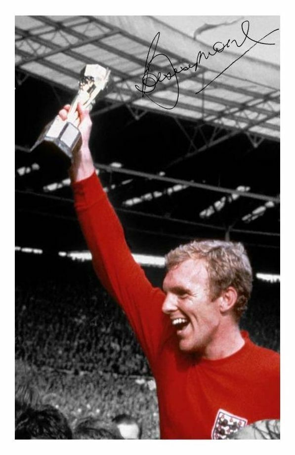 BOBBY MOORE ENGLAND WORLD CUP 1966 AUTOGRAPH SIGNED Photo Poster painting POSTER PRINT