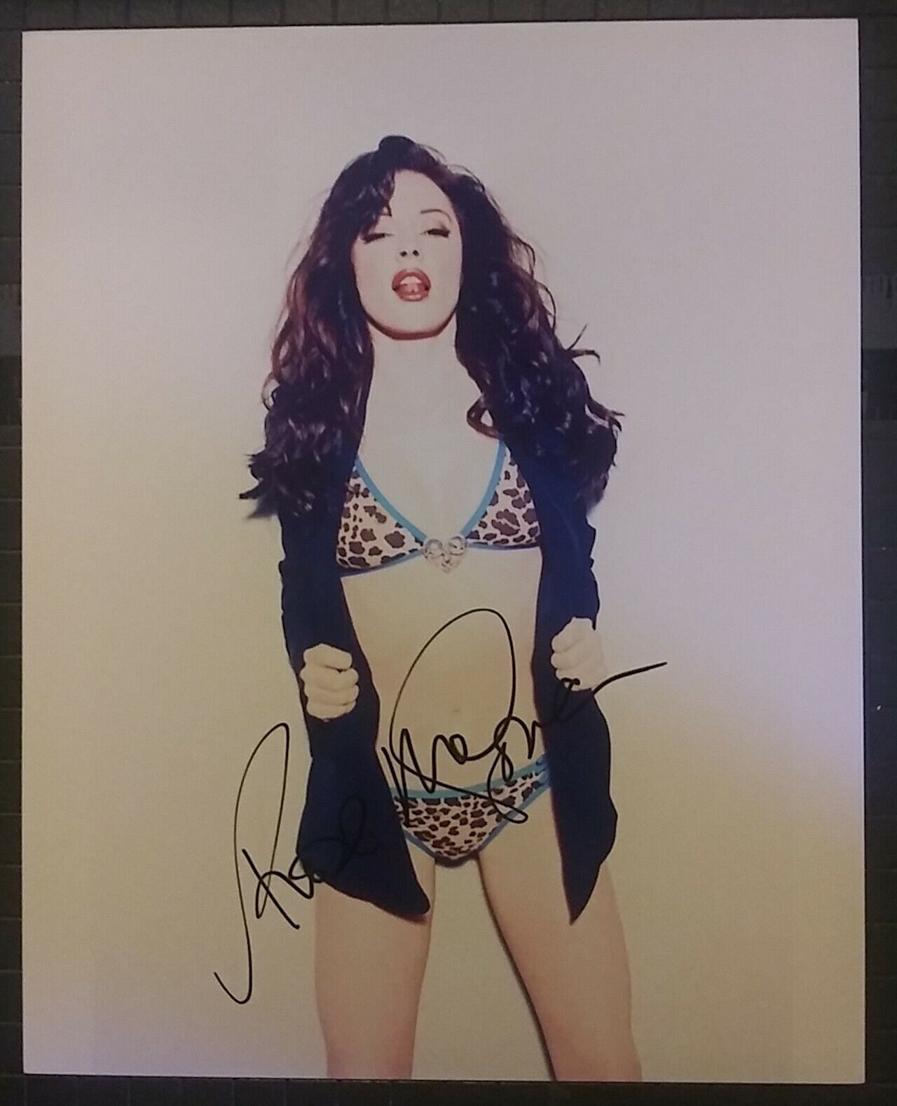 Rose McGowan signed 8x10