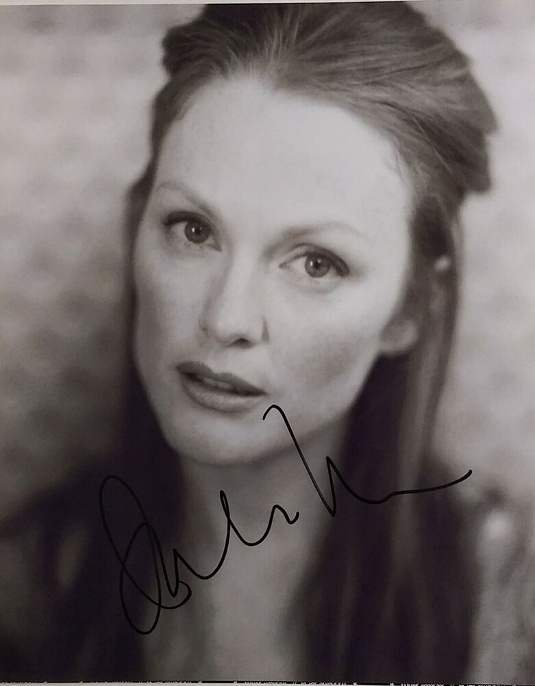 Julianne Moore signed 8x10