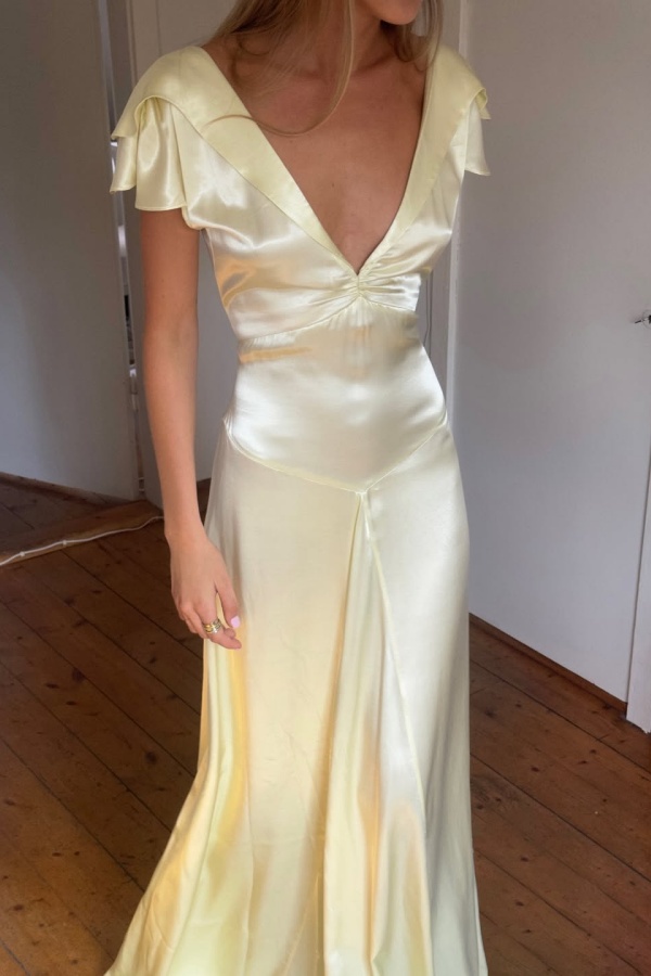Lussooy Satin Elegant V Neck Ruffles Short Sleeves Prom Dress with Pleated 