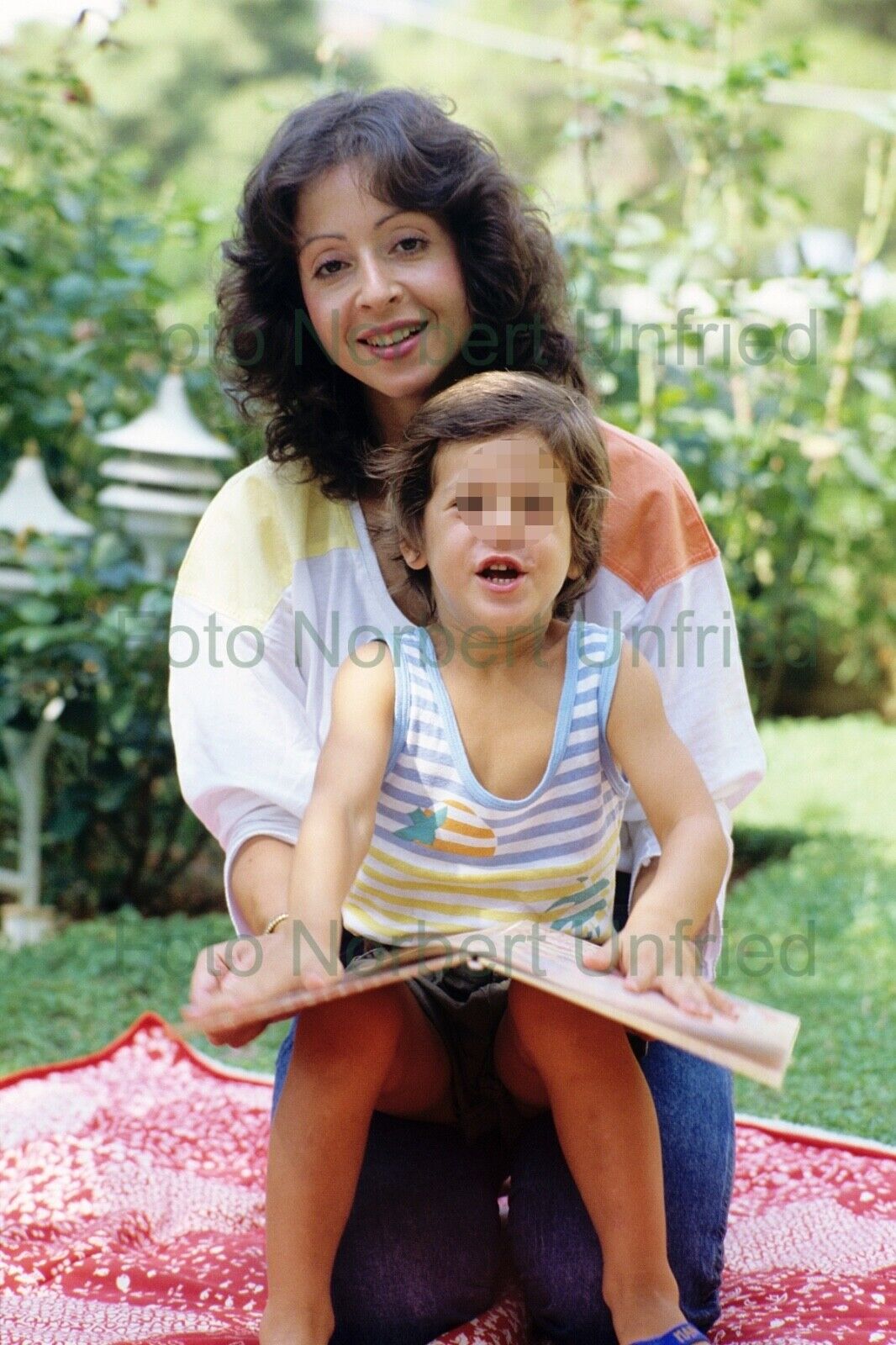 Vicky Leandros mit Kind - Foto 20 x 30 cm ohne Autogramm (Nr 2-346