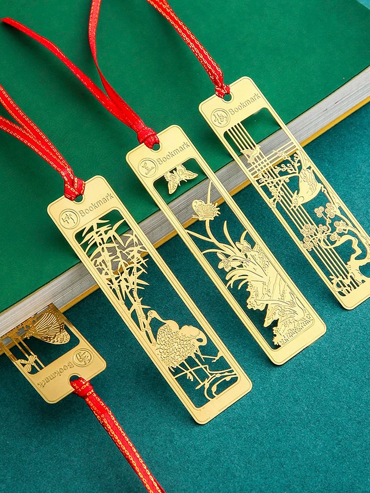 1pc Random Hollow Metal Bookmark