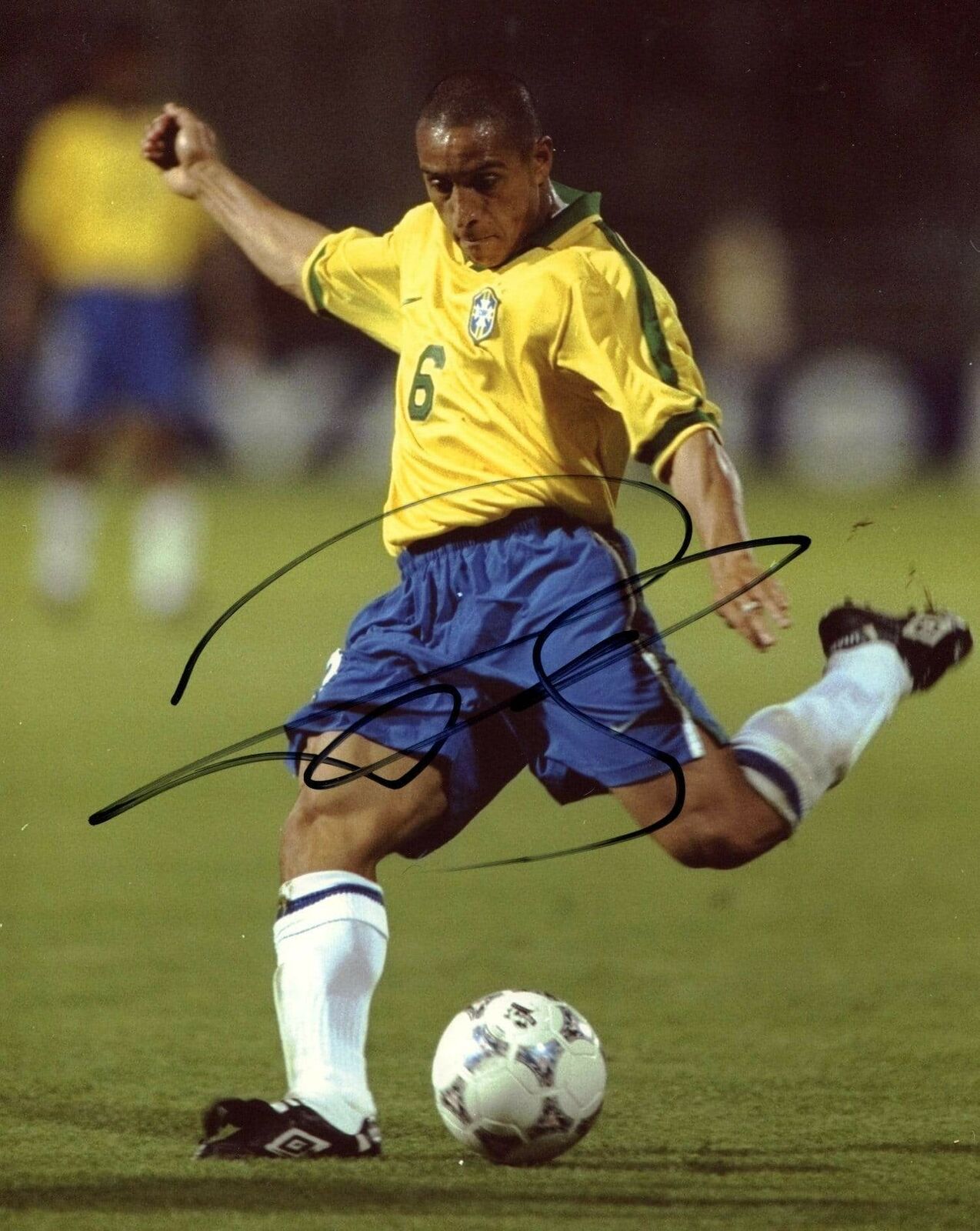 Roberto Carlos SOCCER BRAZIL NATIONAL TEAM autograph, IP signed Photo Poster painting