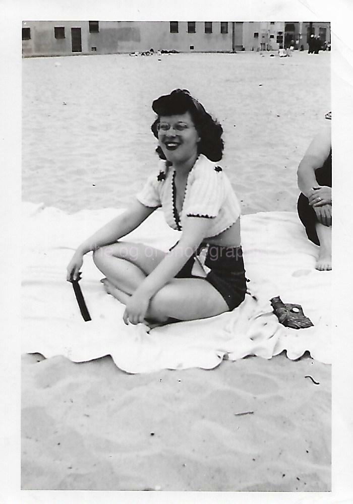 FOUND Photo Poster paintingGRAPH bw 1940's BEACH GIRL Original Snapshot VINTAGE 19 20 T