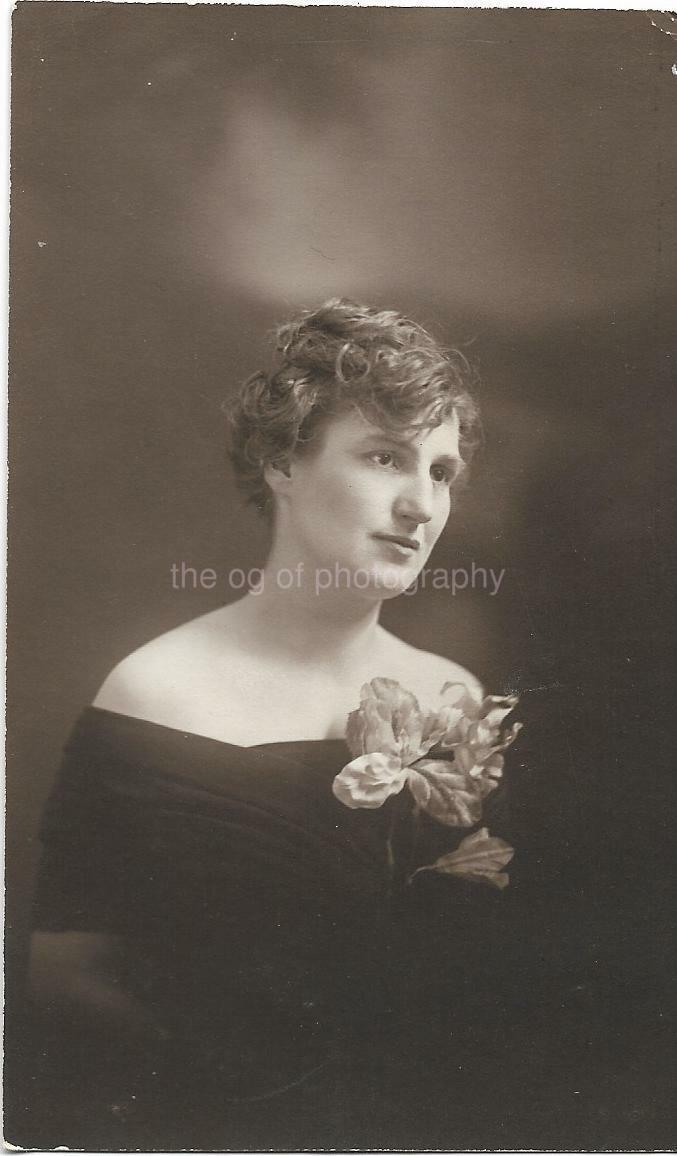 PORTRAIT OF A WOMAN Vintage FOUND Photo Poster paintingGRAPH bwOriginal 01 37 D