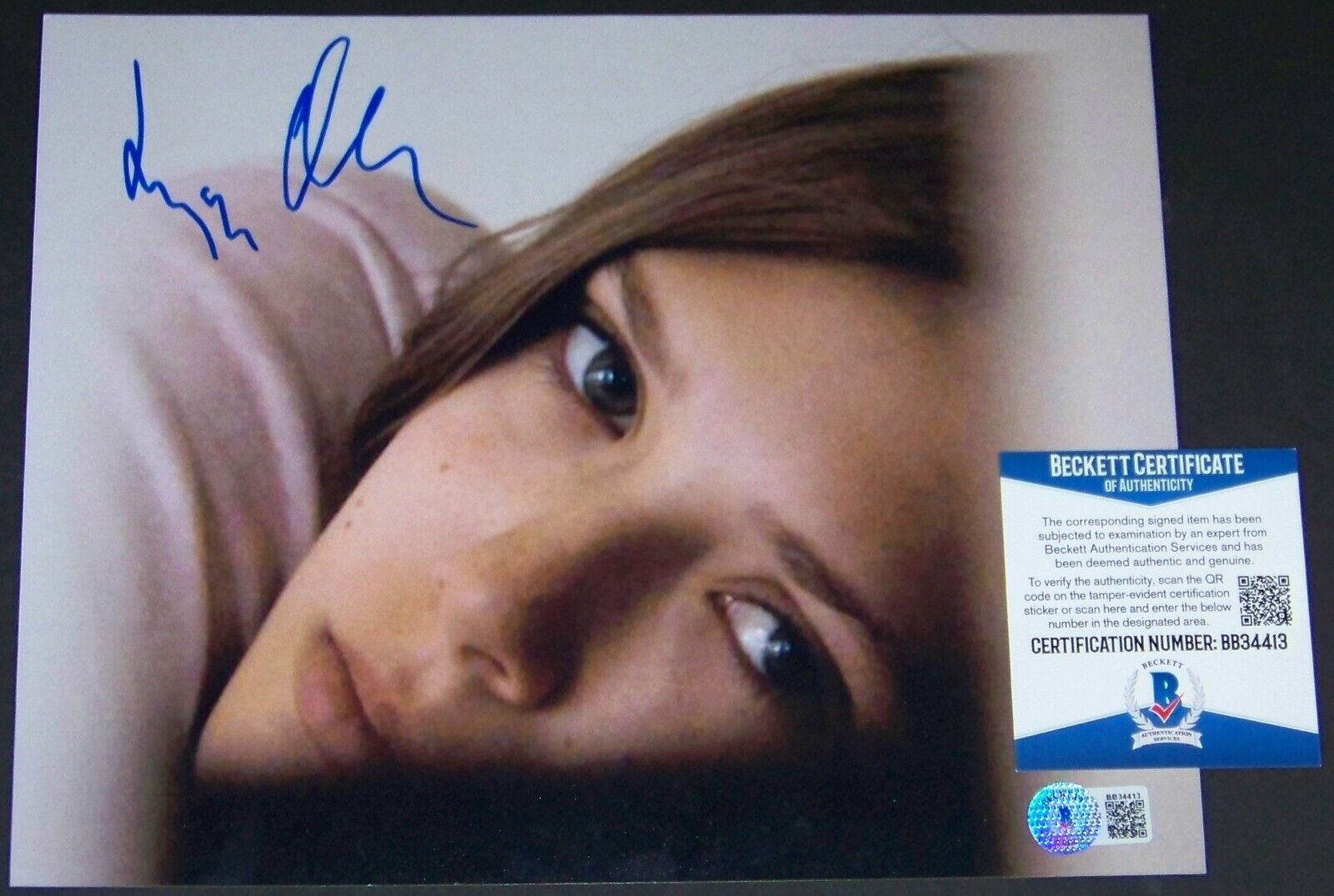 VERY RARE POSE! Elizabeth Olsen Signed Autographed 8x10 Photo Poster painting BAS Beckett COA!