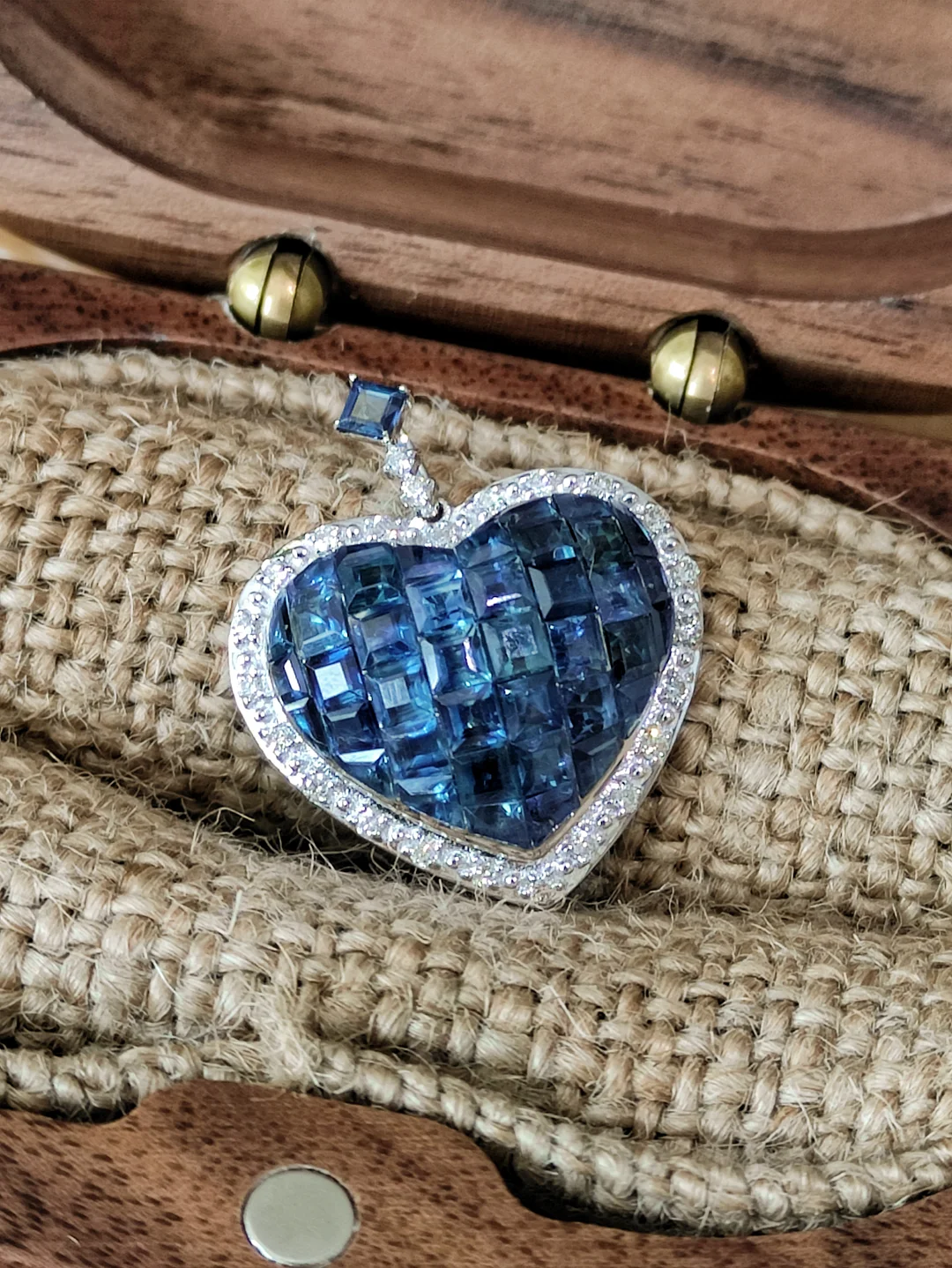 S447 蓝宝石无边镶钻石立体心形白金吊坠K18，蓝宝石2.30ct，钻石0.15ct，2.8g【无边镶立体心形设计，精致，不含链】